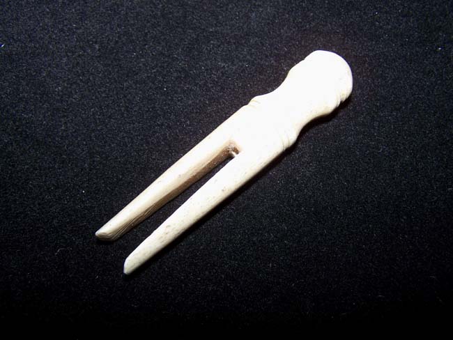 A 19th century Sailor-made Whalebone Clothes Pin